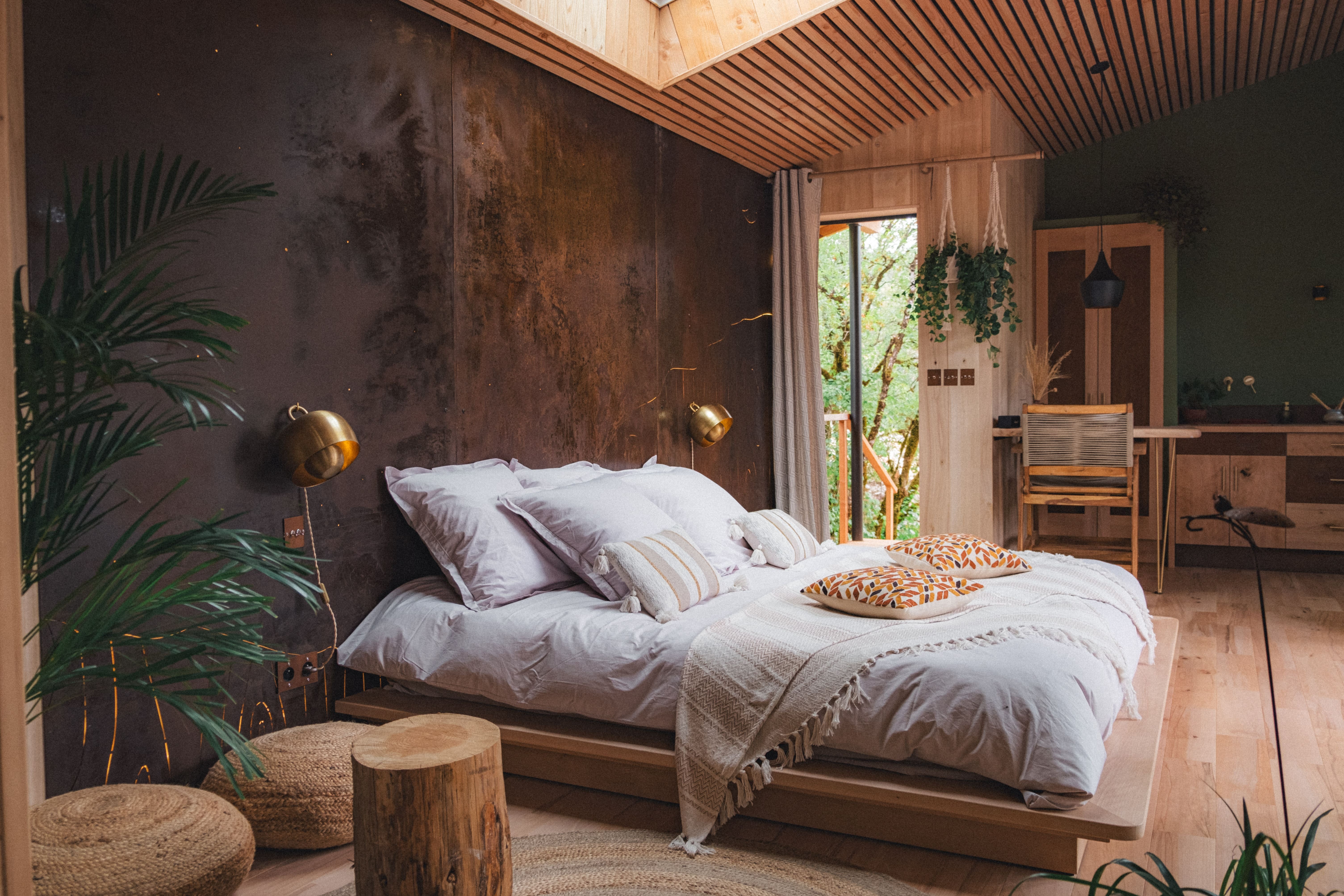 Un lit en bois dans un chalet